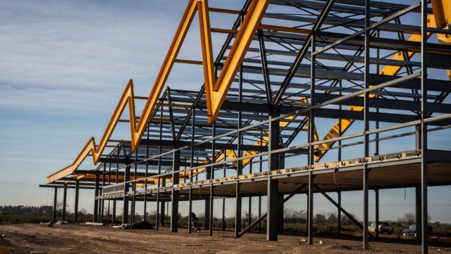 Desde la autopista a Córdoba se puede ver la construcción del futuro mega parque industrial de Funes