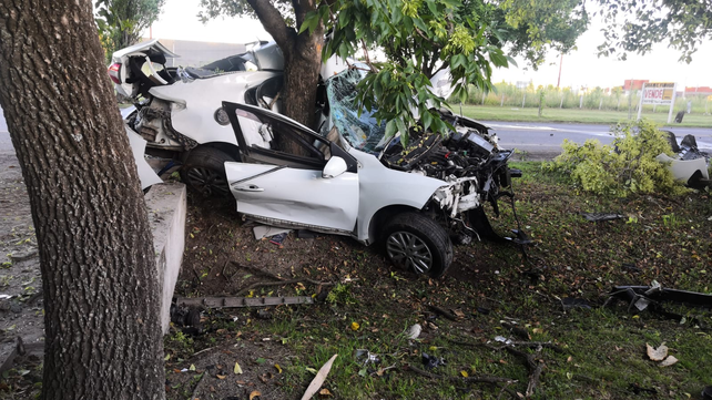 Choque en Pérez: perdió el control del auto y terminó estrellado contra un árbol