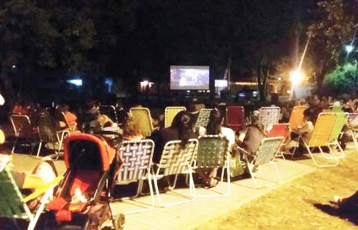 ESTE VIERNES Y SABADO CINE A LA REPOSERA EN LOS BARRIOS DE ROLDÁN