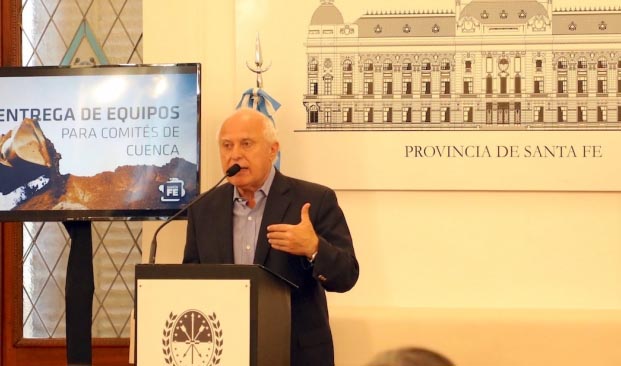 LIFSCHITZ ENTREGÓ MAQUINARIA A DISTINTOS COMITÉS DE CUENCA DE LA PROVINCIA