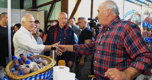 El gobernador recorrió la muestra de micro emprendedores, en la que la provincia tiene una importante participación.