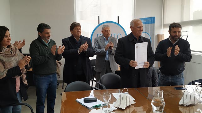 Política habitacional: De Grandis firmó el boleto de compra venta con el que el municipio adquiere 8 hectáreas y media