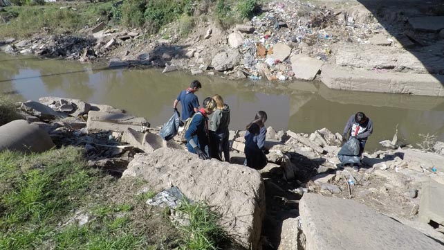 Ralizaron tareas de limpieza en el arroyo San Lorenzo sobre la costa de Puerto
