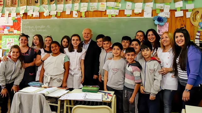 LIFSCHITZ VISITÓ EN ZAVALLA UNA ESCUELA QUE CUMPLIÓ 100 AÑOS