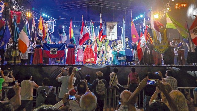 Colectividades festeja sus 35 años a puro baile y sabores típicos