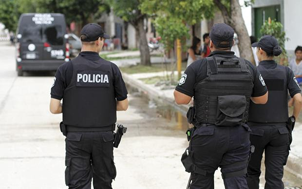Aumentos en las horas adicionales de policía: ¿Una de cal, una de arena?