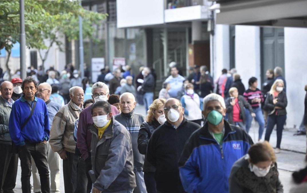 Advertencia de La Bancaria  sobre posibles largas filas en los bancos