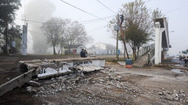 Un camión volcador destruyó un puente peatonal en la ruta nacional 11 en Fray Luis Beltrán