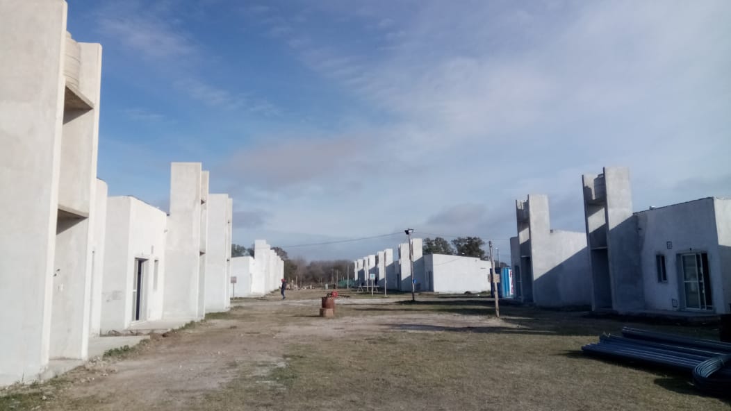 Puerto realiza las obras de agua, luminarias y veredas para las 63 viviendas que construye en el barrio Néstor Kirchner