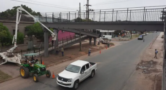 Fray Luis Beltrán reconstruyó el puente peatonal destruido por un camión