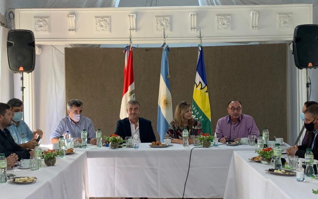 17 comunidades santafesinas firmaron convenio en Roldán para acceder a material vial de Vialidad Nacional