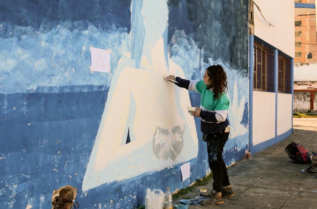 Artistas de todo el país pintan murales urbanos en las calles de San Lorenzo