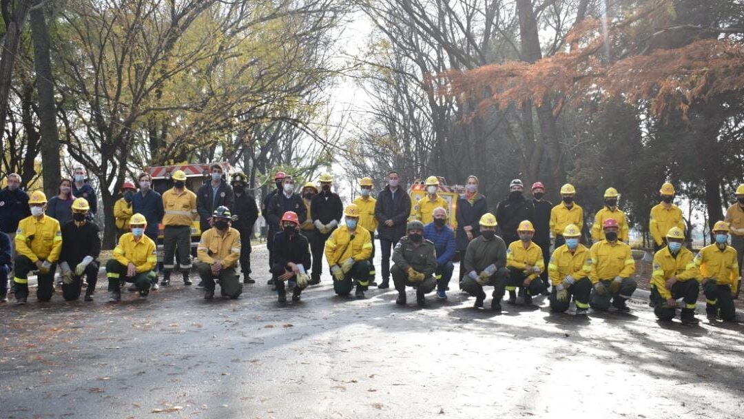 Junto a los ministros Sukerman y Gonnet, De Grandis participó del cierre del curso de combate de incendios forestales en Puerto