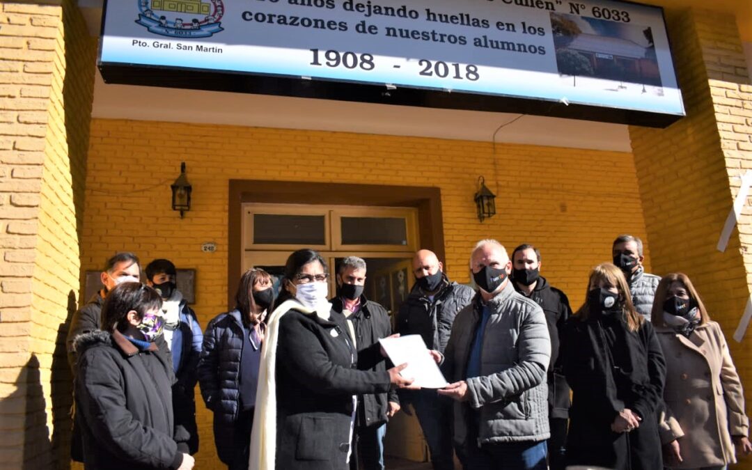 ENTREGÓ EL DECRETO QUE HABILITA UN SUBSIDIO A LA ESCUELA DE CASI 14 MILLONES DE PESOS