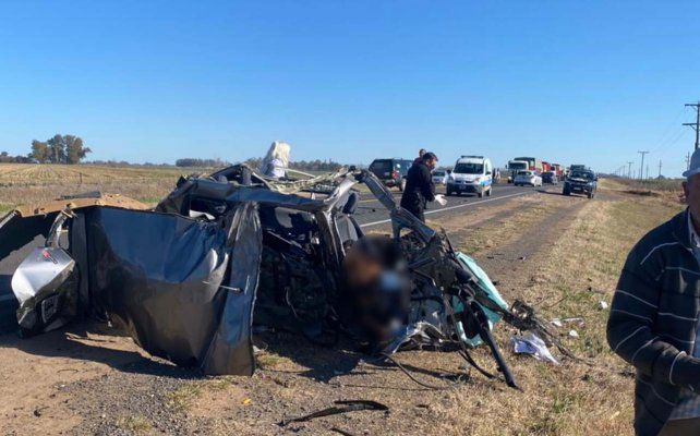 Chocaron de frente un camión y un auto en Amenábar