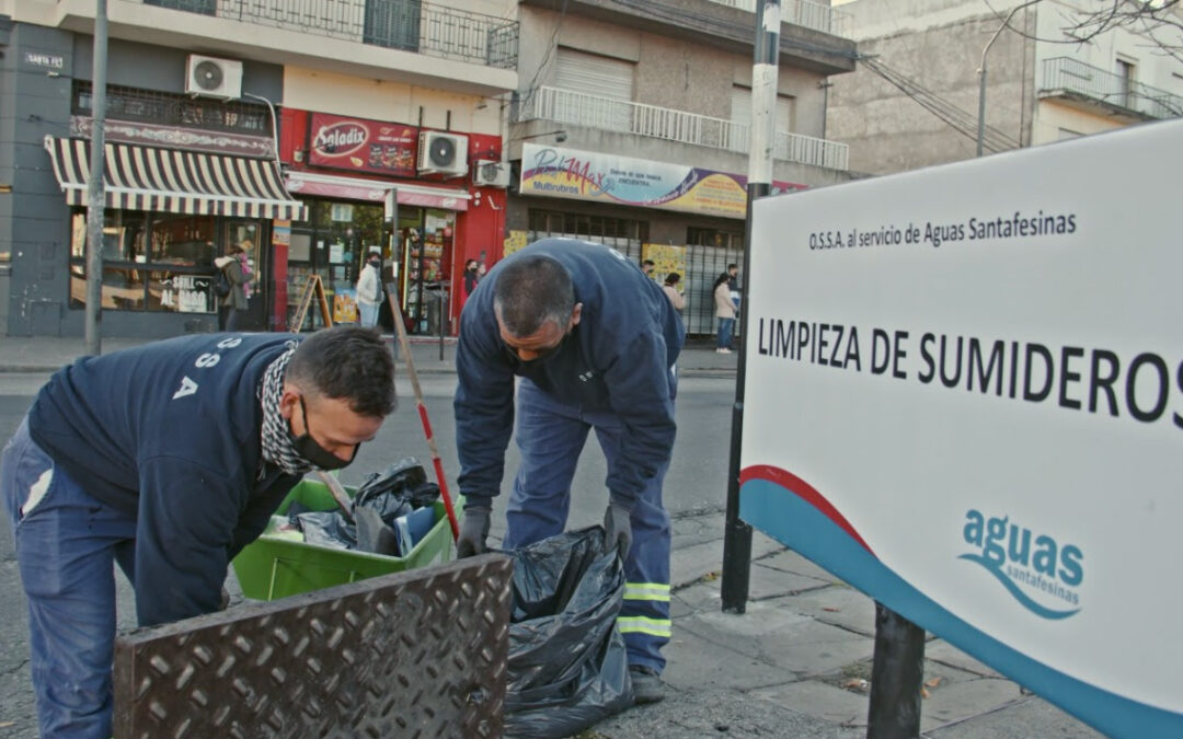 Aguas avanza con el operativo de limpieza de bocas de tormenta en centro y macrocentro