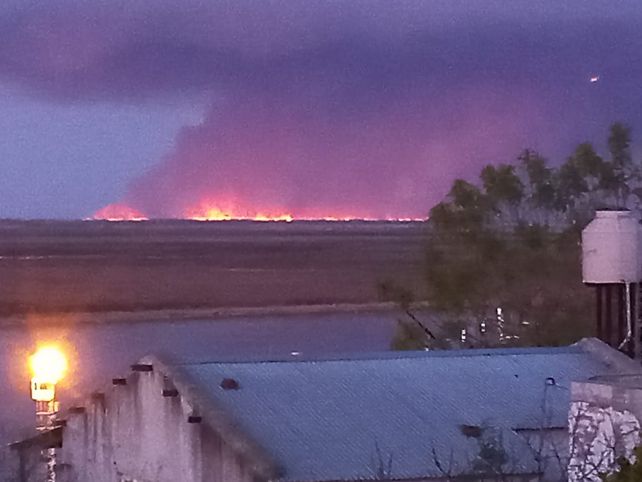 Una nube de humo y cenizas cubre desde el domingo Villa Constitución