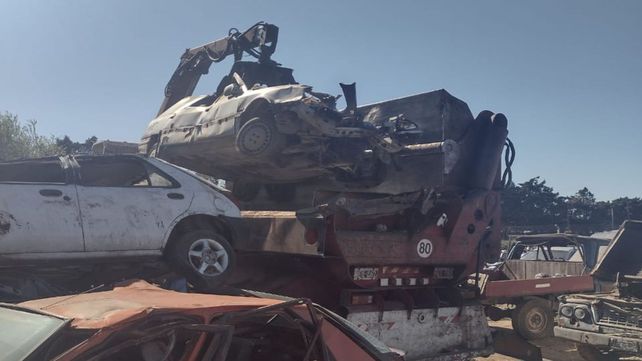 Compactaron más de 300 vehículos secuestrados por la municipalidad de Casilda