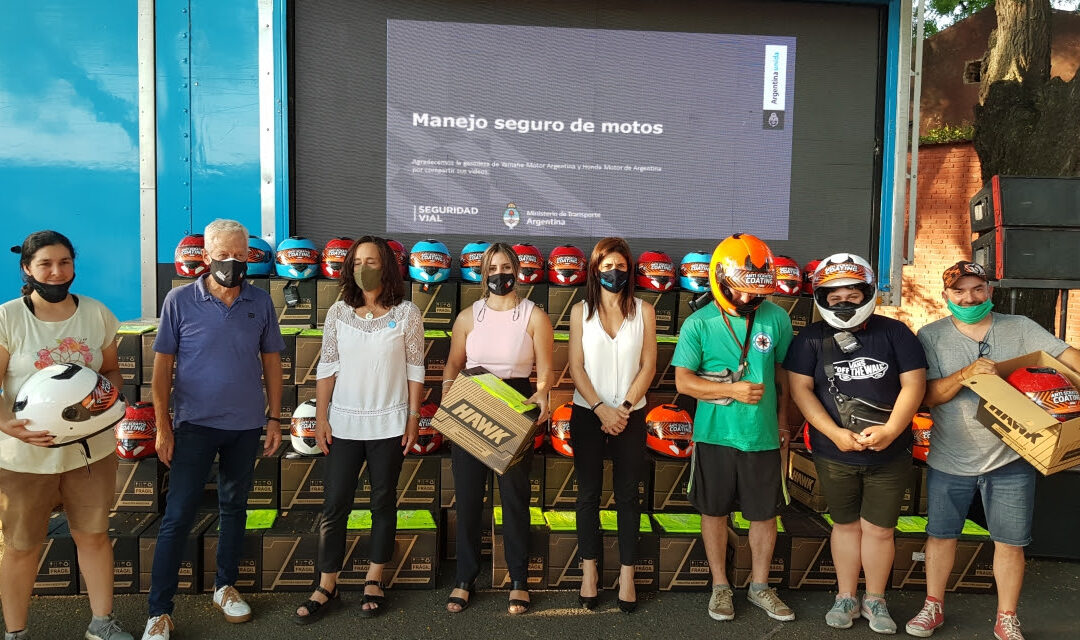 La Agencia Nacional de Seguridad Vial entregó cascos y chalecos a motociclistas de Rosario