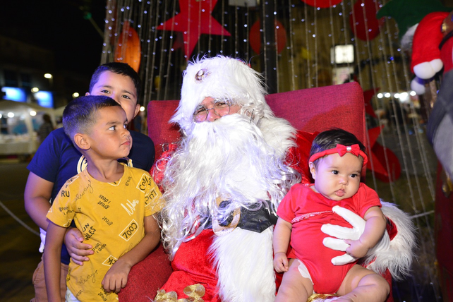 Venado Tuerto celebró la navidad en la plaza central San Martín y fue visitada por miles de vecinos que coparon el espacio