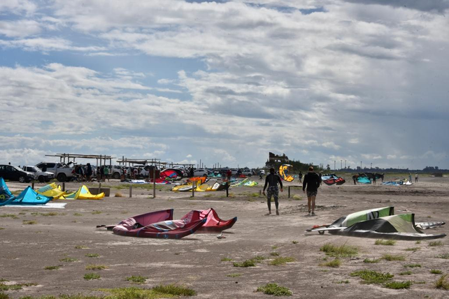 Cada vez más deportistas aficionados y profesionales practican kitesurf en la laguna de Melincué