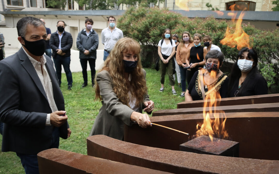 Se encendió la llama de la Memoria en la plaza cívica de la sede de Gobierno en Rosario