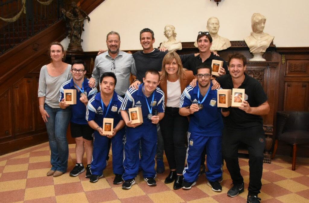 EL CONCEJO RECIBIÓ A FUTBOLISTAS DE LOS HALCONES, LA SELECCIÓN ARGENTINA DE FUTSAL PARA PERSONAS CON SÍNDROME DE DOWN QUE SE QUEDÓ CON EL SEGUNDO PUESTO EN EL MUNDIAL