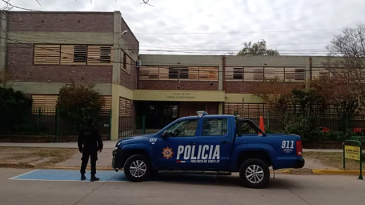 Detienen a dos adolescentes por hacer amenazas de bombas en una escuela de Venado Tuerto