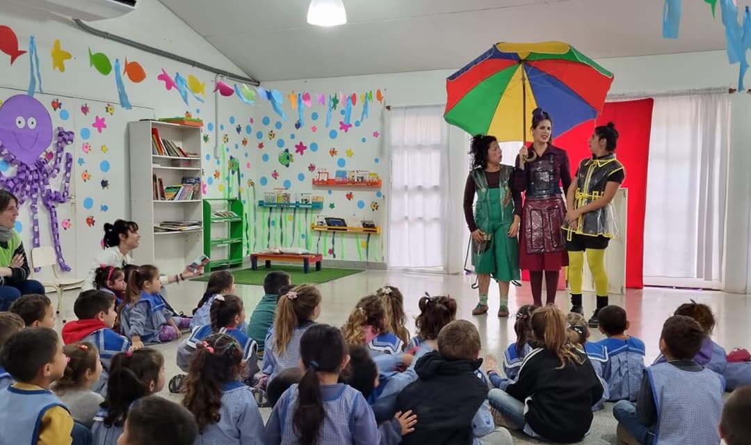 Comenzó la gira de teatro por los jardines de infantes de Iriondo.