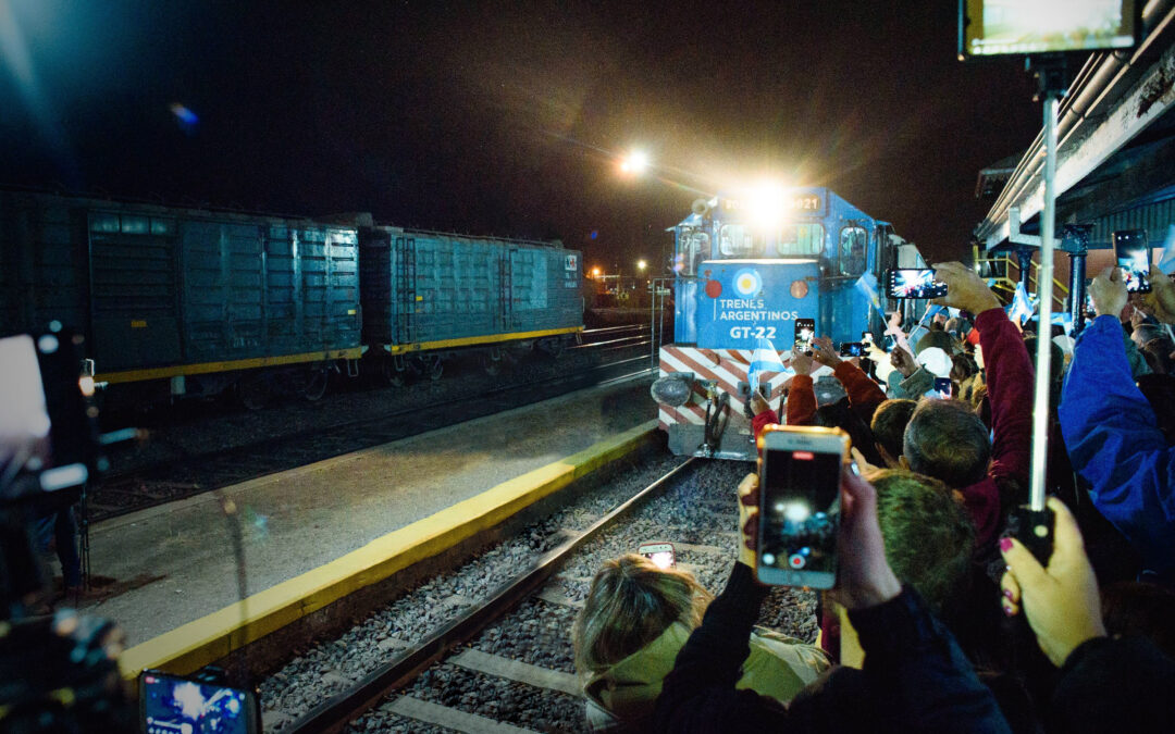 En un clima de fiesta y ante una multitud, el tren volvió a subir pasajeros en San Lorenzo