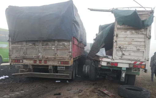 Niebla y humo en la autopista a Buenos Aires: dos muertos en un choque a la altura de Villa Constitución