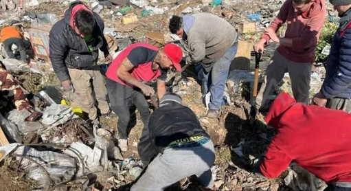 Festival de conjeturas en Las Parejas tras el hallazgo de miles de dólares en un basural