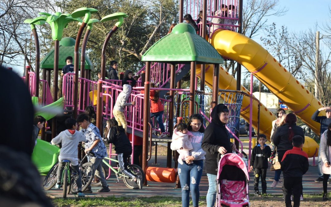 De Grandis inauguró la remodelación de la plaza de barrio Fátima con novedosos juegos y mobiliario urbano