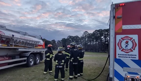 Bomberos de Funes presentan sus tres nuevas autobombas con un gran desfile