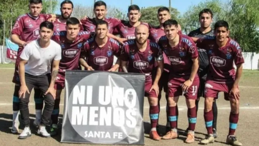 Repudian a un equipo de fútbol masculino que salió a la cancha con un cartel de «Ni uno menos»