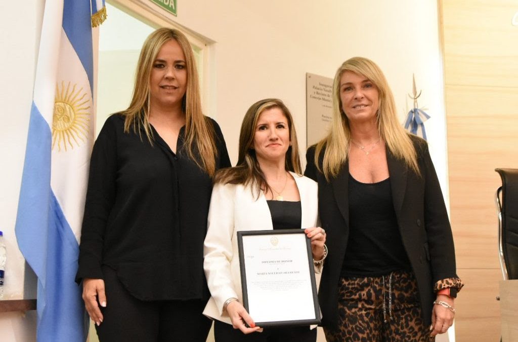 RECIBIÓ UN DIPLOMA DE HONOR MARÍA SOLEDAD ARAMENDI