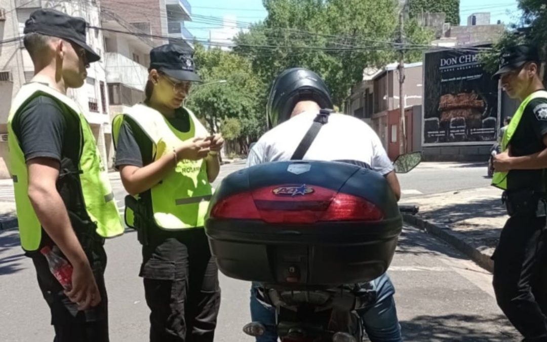     La provincia intensificó operativos en tres barrios de la ciudad de Rosario y en paseos comerciales