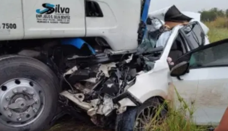 Un periodista chaqueño y su esposa mueren al chocar un auto y un camión cerca de Reconquista