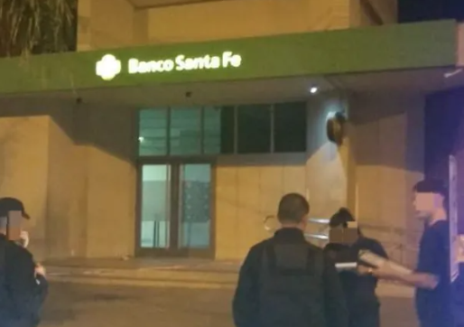 Balearon el Banco de Santa Fe en Villa Gobernador Gálvez y dejaron una nota intimidatoria