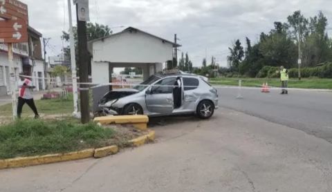 Fray Luis Beltrán, Chocaron dos autos y uno impactó contra parada de colectivo