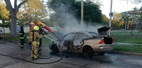 San Lorenzo: alcanzó a descender de su auto antes de que se incendiara el motor