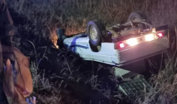 Roldán: espectacular vuelco de un auto que terminó con las ruedas hacia arriba en un zajón