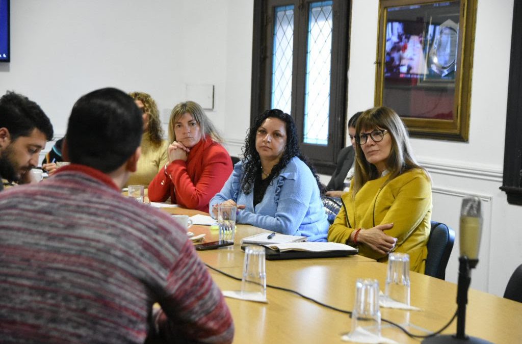 REMISEROS Y TAXISTAS EXPUSIERON EN SERVICIOS PÚBLICOS