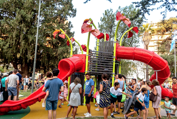 Renovamos plazas en todos los distritos para que cada barrio tenga su lugar de encuentro en las mejores condiciones. 