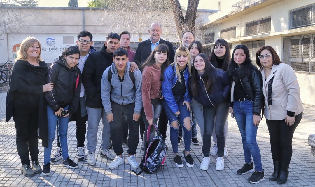Perotti puso en marcha el programa Santa Fe Más Conectada en otra escuela de la ciudad de Rosario