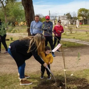 Firmat: realizan una nueva plantación de árboles con el padrinazgo de familias  