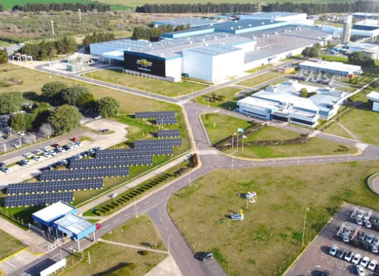 General Motors inauguró un parque solar con 400 paneles en Alvear