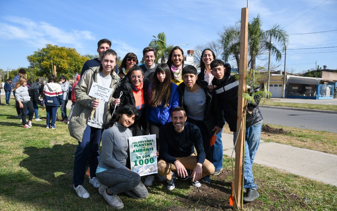 Alumnos de escuelas de Funes y Pérez realizaron una plantación de árboles