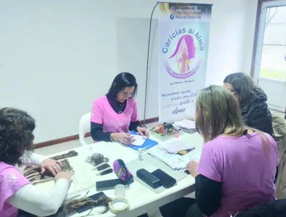 Las Rosas: un grupo de mujeres elabora pelucas para personas en tratamiento oncológico