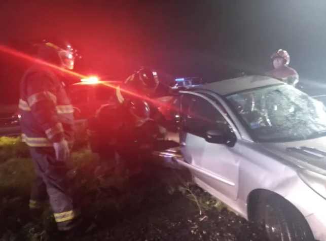 Autopista a Santa Fe: chocaron en medio de la tormenta y quedaron atrapados en el auto